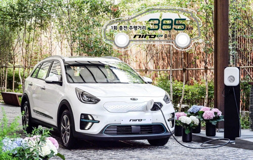 기아자동차는 19일 친환경 전용 스포츠유틸리티차(SUV) 니로의 전기차(EV) 모델인 '니로 EV'를 정식 출시했다. [기아차 제공]